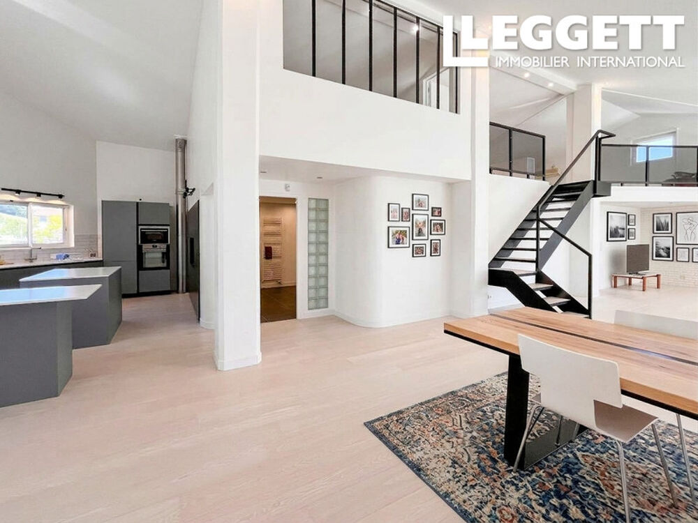 Grande maison de style loft avec garage et terrasse, située entre Annecy et Genève