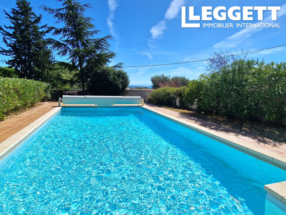 Spacieuse villa de quatre chambres située dans un cadre enchanteur, avec de charmants jardins et piscine