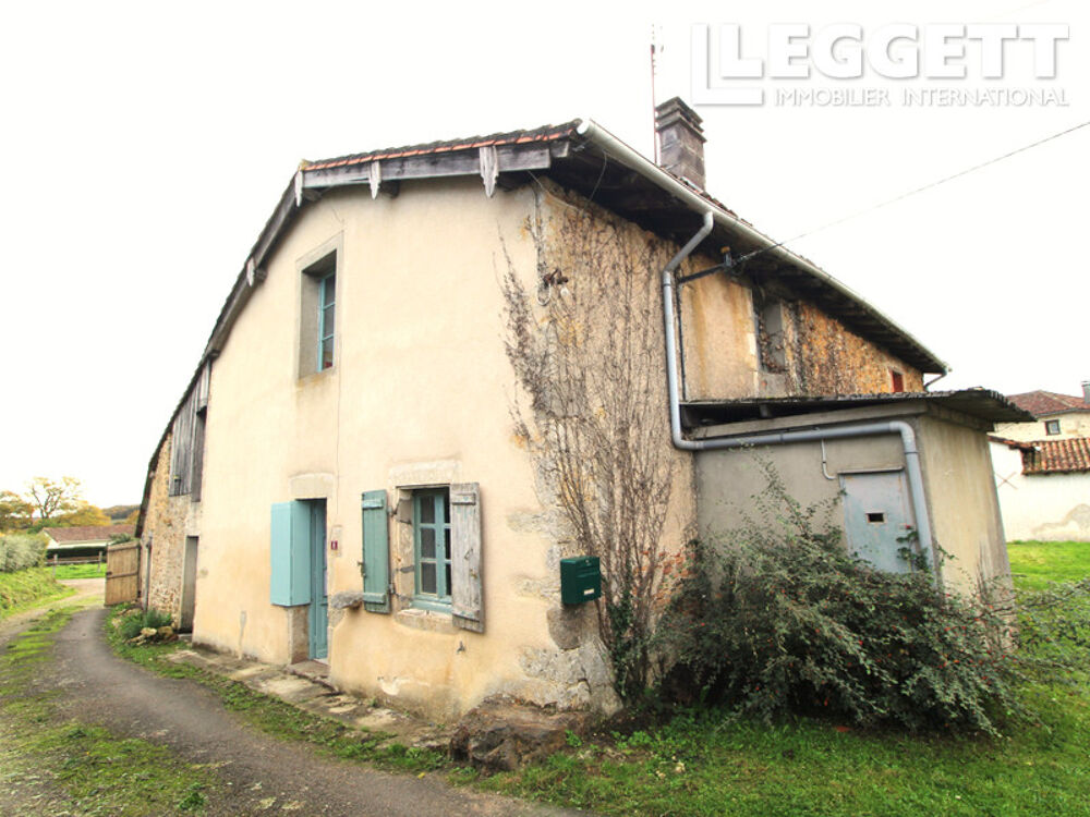 Maison d'une chambre offrant de magnifiques possibilités d'agrandissement grâce à plusieurs granges attenantes