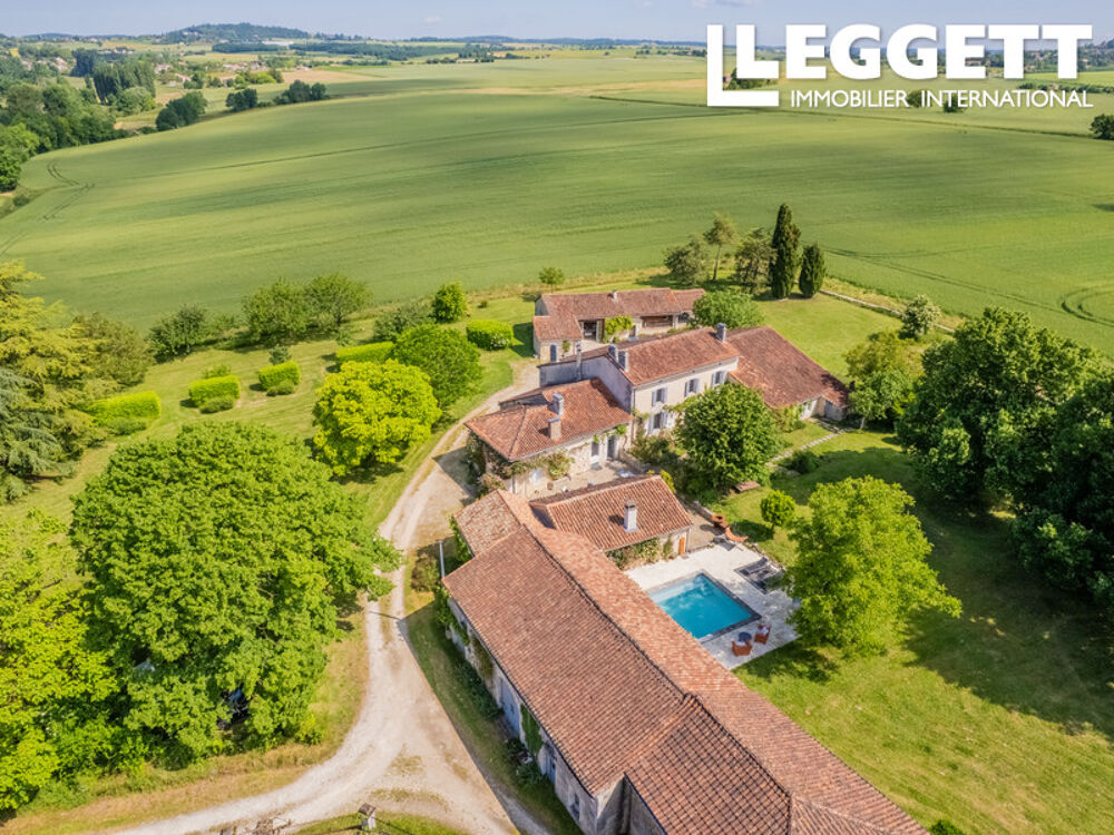 Maison de luxe récemment rénovée avec dépendances, piscine chauffée et grand jardin paysager, cour exposée Sud