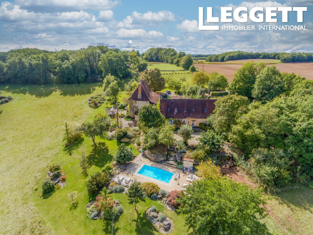 Maison médiévale avec deux gîtes, une grange, une piscine et 5,6 hectares. Situation isolée - Périgord Vert