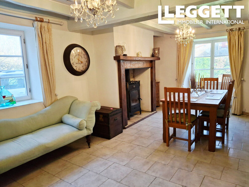 Maison individuelle, comprenant 3 chambres, 3 SDB, garage, atelier, studio et 1.6 hectare de terrain.