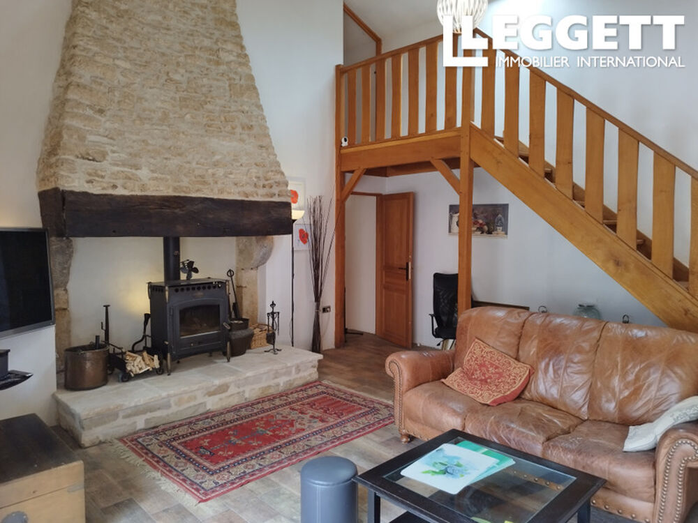 Vente Maison Maison en pierre offrant trois chambres, trois salles d'eau, garage et jardin privé avec quelques vignes. SauzÉ-vaussais