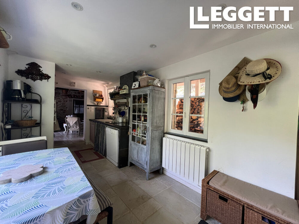 Charmante maisonnette d'une chambre idéalement présentée, située en forêt au bord de la rivière, sans voisins,