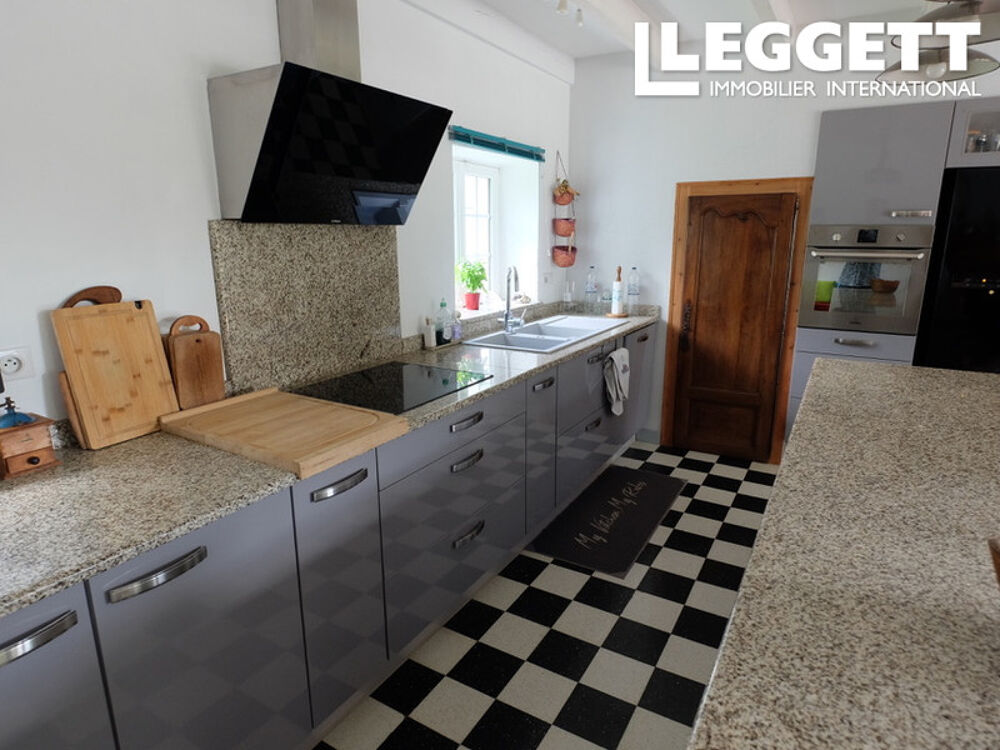 Vente Maison Située à quelques minutes au sud de Saint-Jean-d'Angély, cette propriété familiale spacieuse et private Saint-hilaire-de-villefranche