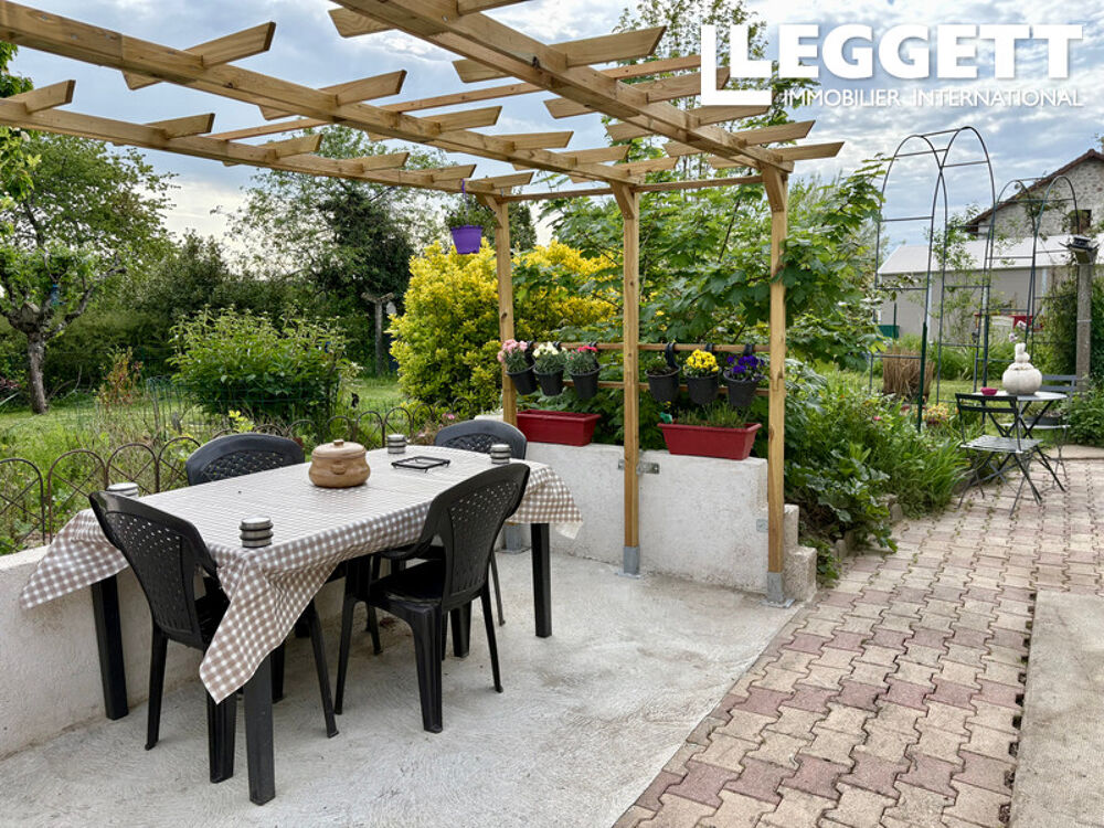 Vente Maison Maison familiale de 4 chambres située au c?ur du village, avec un magnifique jardin. Saint-saud-lacoussiÈre