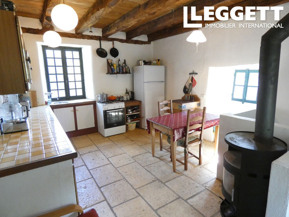 Vente Maison Rare! 2 maisons de caractère à rafraichir avec grange et dépendance sur 13ha. Piscine, vue somptueuse, calme! Saint-privat
