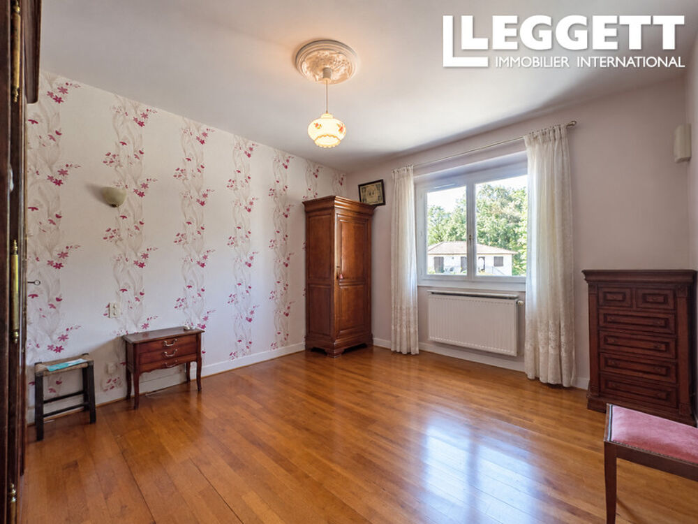 Vente Maison Pavillon 147m², 3 chambres, espace vie lumineux, garage, cave, atelier, terrain boisé et clos Puymoyen