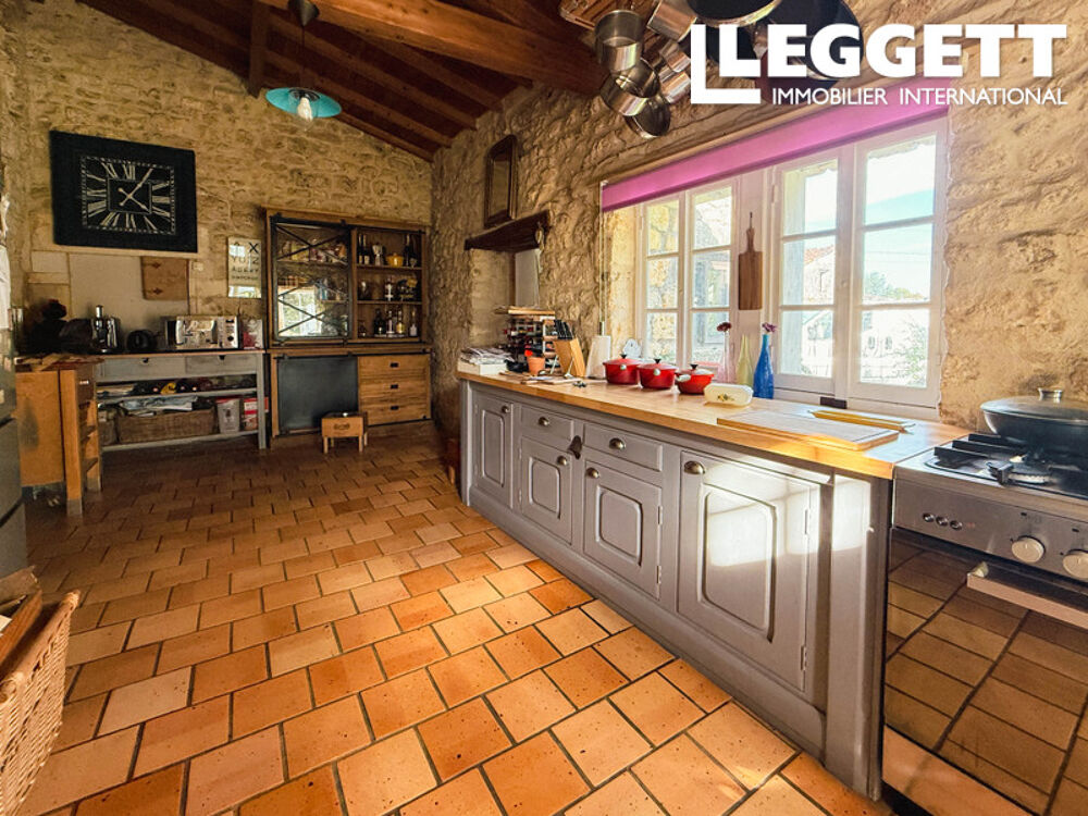 Vente Maison Jolie maison charentaise avec gîte, magnifiquement située au bord de la rivière, proche de  Saint-Savinien Saint-savinien