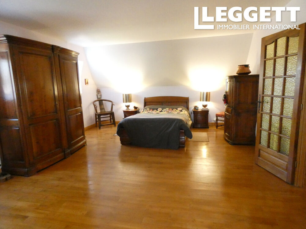 Remarquable propriété en pierre rénovée avec goût. Grange aménagée, jardin, puits, garage, terrasses, calme !