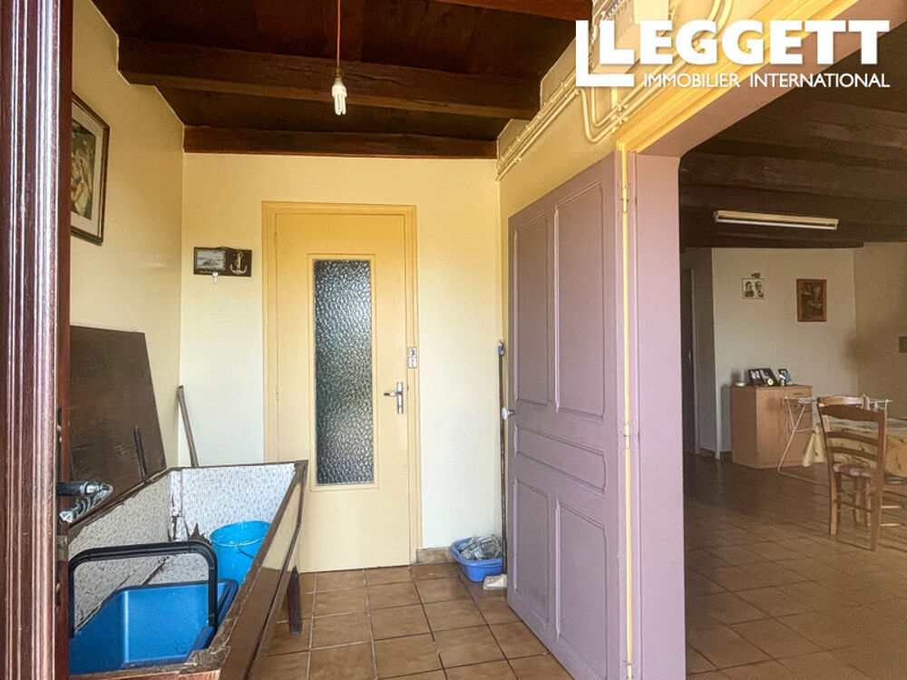 Maison en pierre de plain-pied avec combles aménageables ? Charme et potentiel dans un hameau paisible