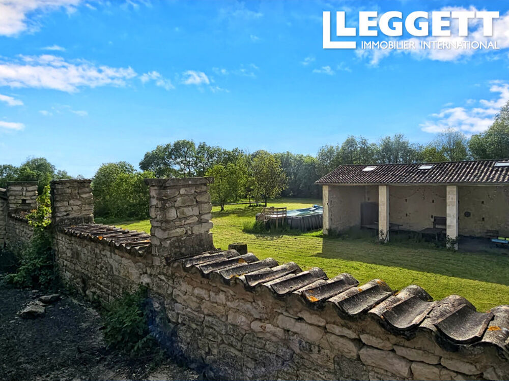 A 20 min de Niort, lot de 3 habitations de 105/105/ 75m², 7 chambres avec dépendances et terrain de 6800 m²