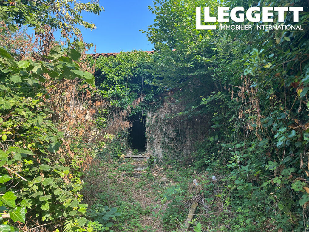 Maison à rénover entièrement avec petit jardin à proximité du village populaire de SAINT-SAUD-LACOUSSIÈRE