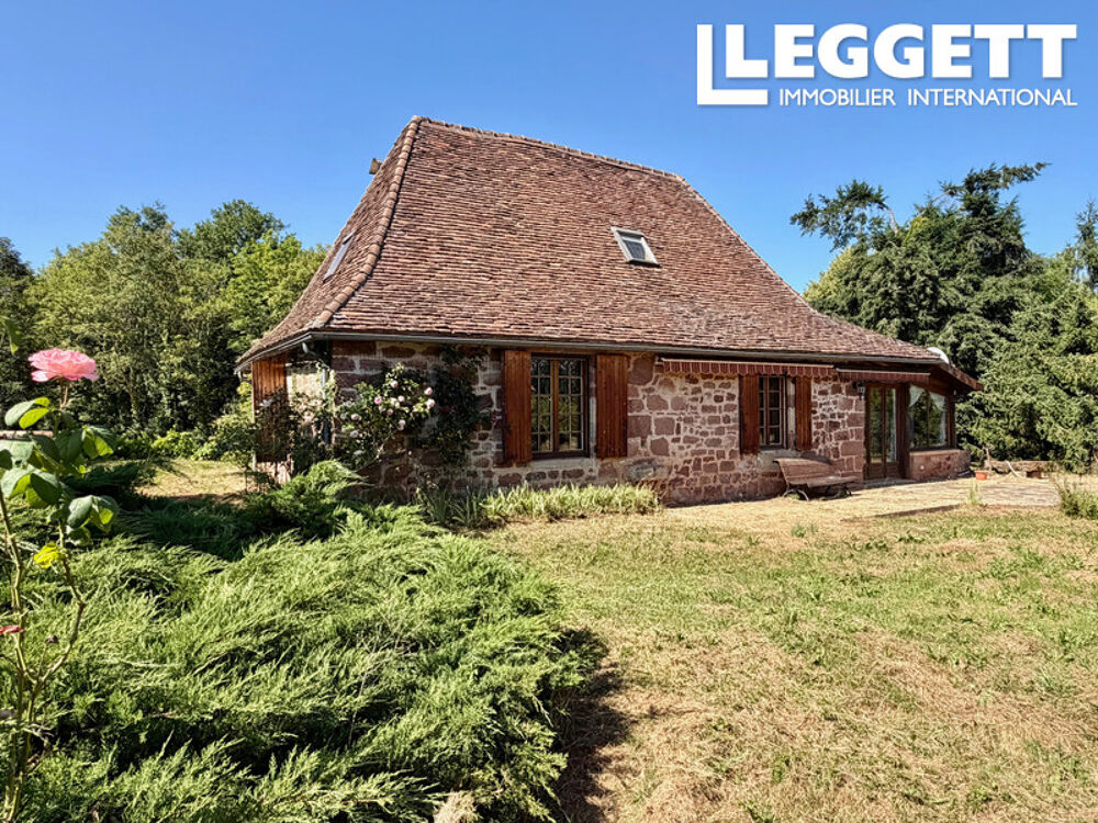 Vente Maison Charmante maison en pierres avec dépendance sur un terrain de 3 hectares, située sur les hauteurs d'Hautefort. Hautefort
