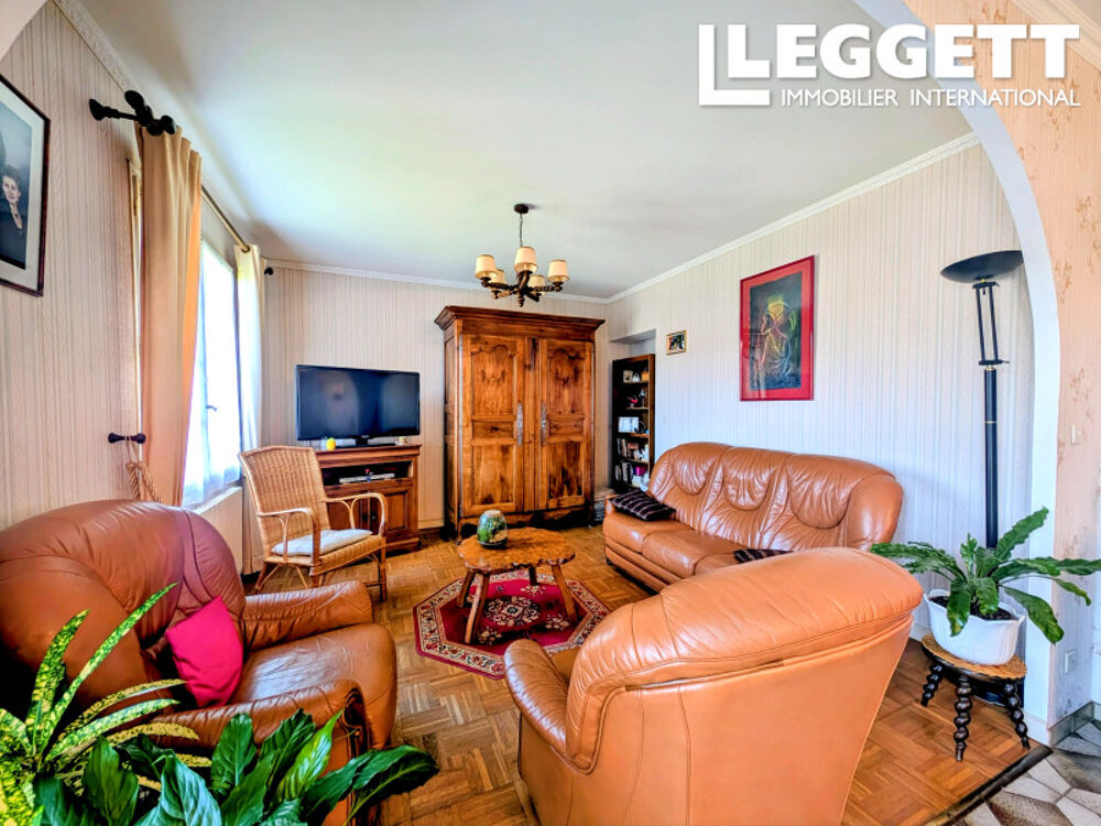 Vente Maison Authentique corps de ferme avec deux logements, grandes dépendances et vue sur la vallée Valence-en-poitou
