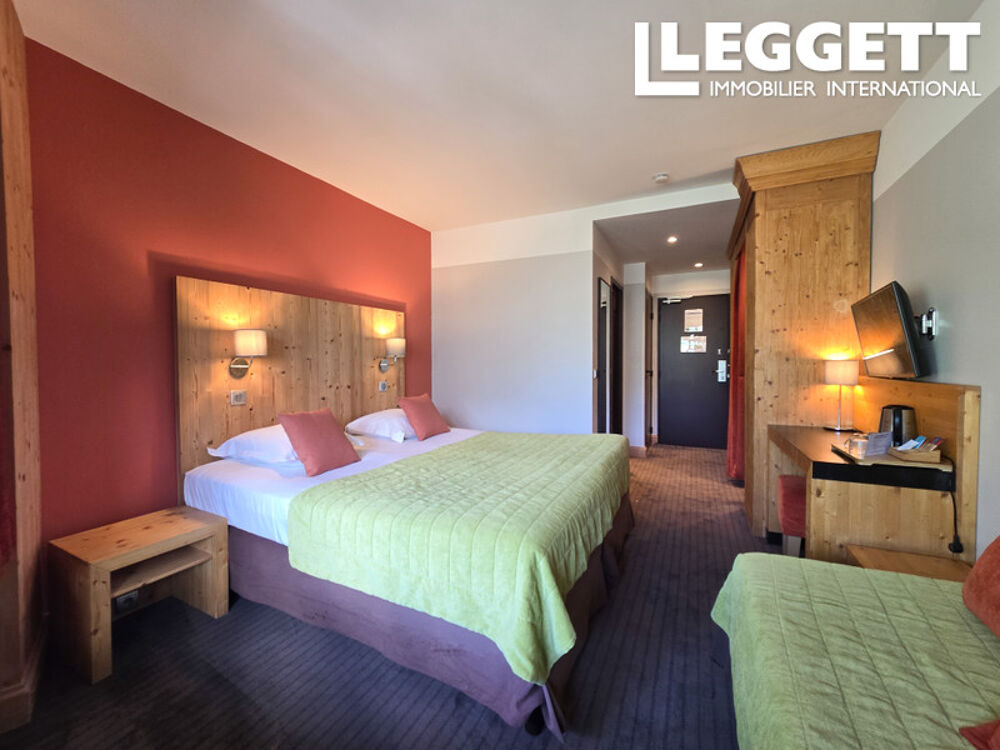 Deux chambres d'hôtel communicantes avec balcons, vue dégagée et bail commercial en place.