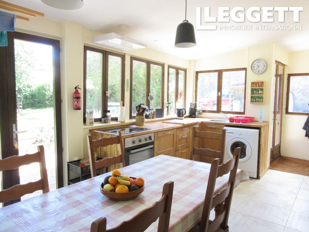 Charmante maison de 2 chambres et potentiel supplémentaire, beau jardin et près d'un village avec commodités