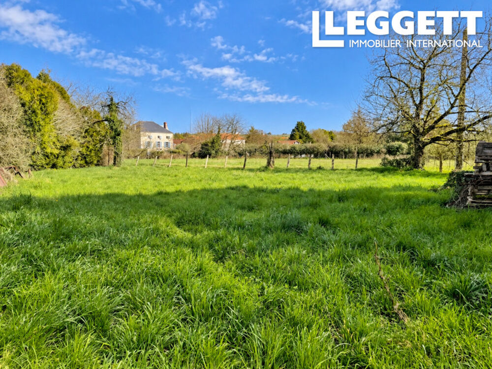 PRIX À DISCUTER ! Maison avec grand potentiel avec des granges et jardin, près de Ruffec, Charente