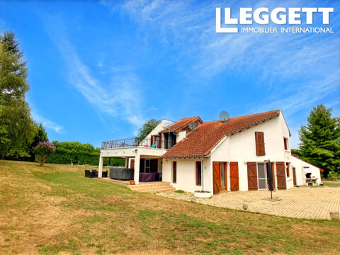   Spacieuse maison de village 5 chambres avec piscine et jardin de 5 000 m� au c?ur de la Gascogne. Maison - 9 pi�ce(s) - 196 m�