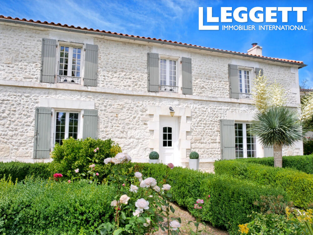 Vente Maison Charentaise rénovée avec possibilité gite indépendant, dépendances, piscine, grand terrain arboré ChÂteauneuf-sur-charente