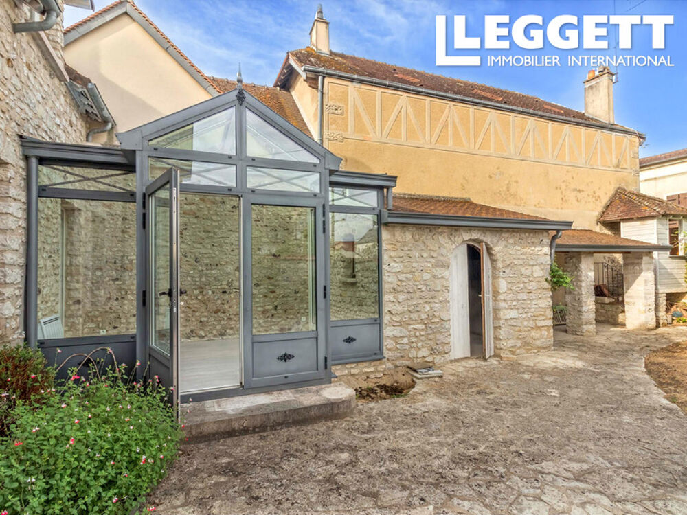 Vente Maison Maison de caractère au centre de Freneuse à seulement quelques pas des commerces et des commodités. Freneuse