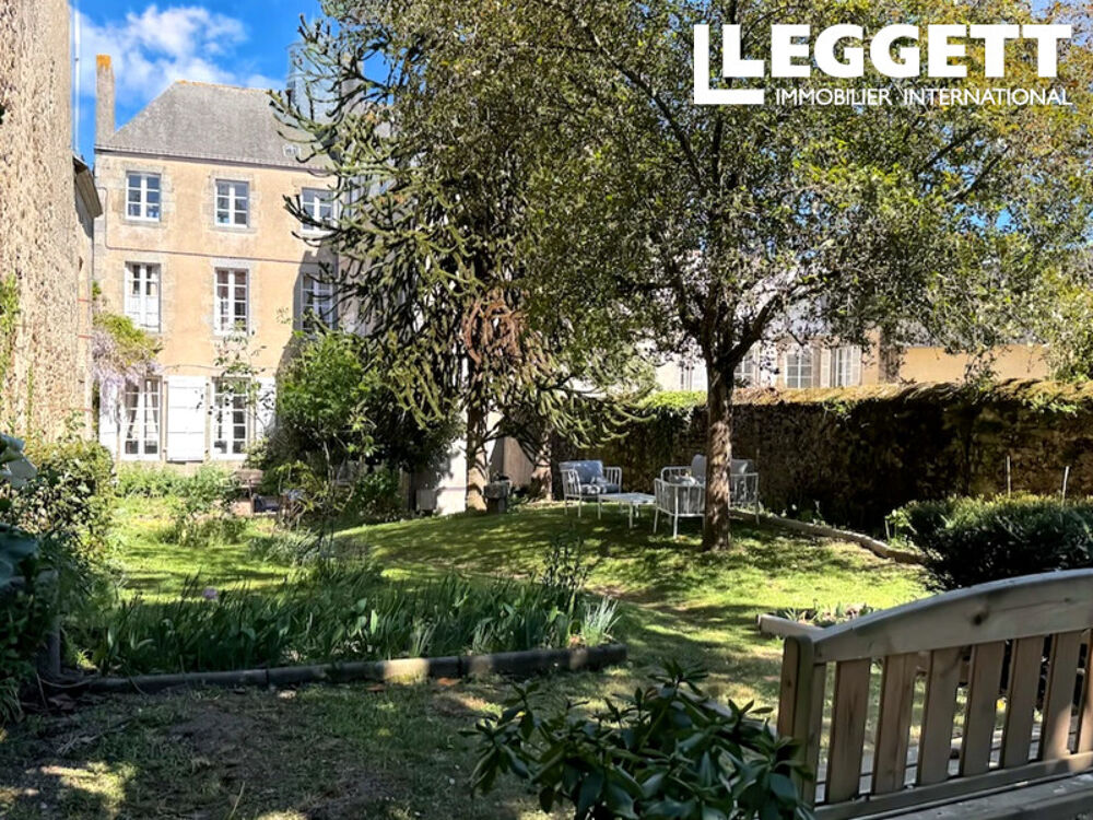 Vente Maison Élégant hôtel particulier du XVIIe siècle avec jardin clos, face à une place historique de Mayenne Mayenne