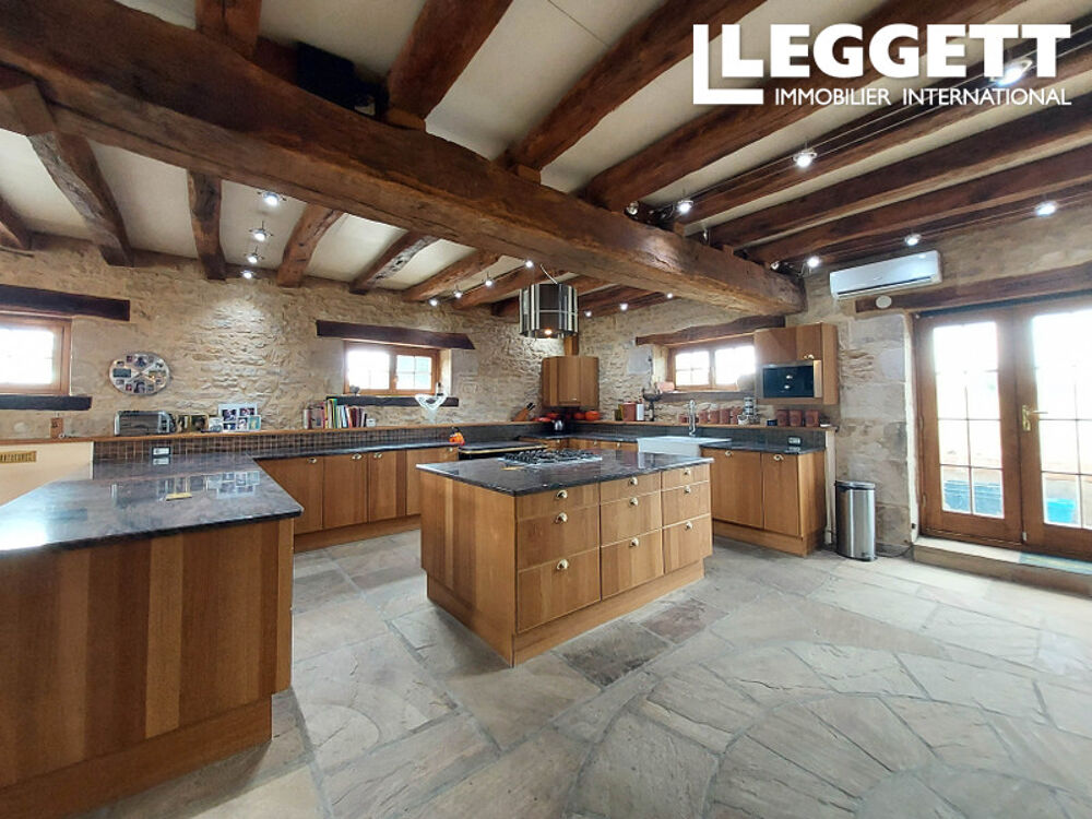 Vente Maison Grange rénovée avec 4 chambres en suite, deux cottages et piscine couverte sur 1,19?ha près de Lurcy-Levis Lurcy-lÉvis