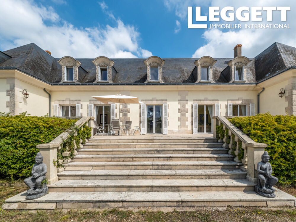 Vente Maison Domaine en Val de Loire comprenant deux maisons entièrement rénovées, piscine, tennis et 109 hectares Azay-le-rideau
