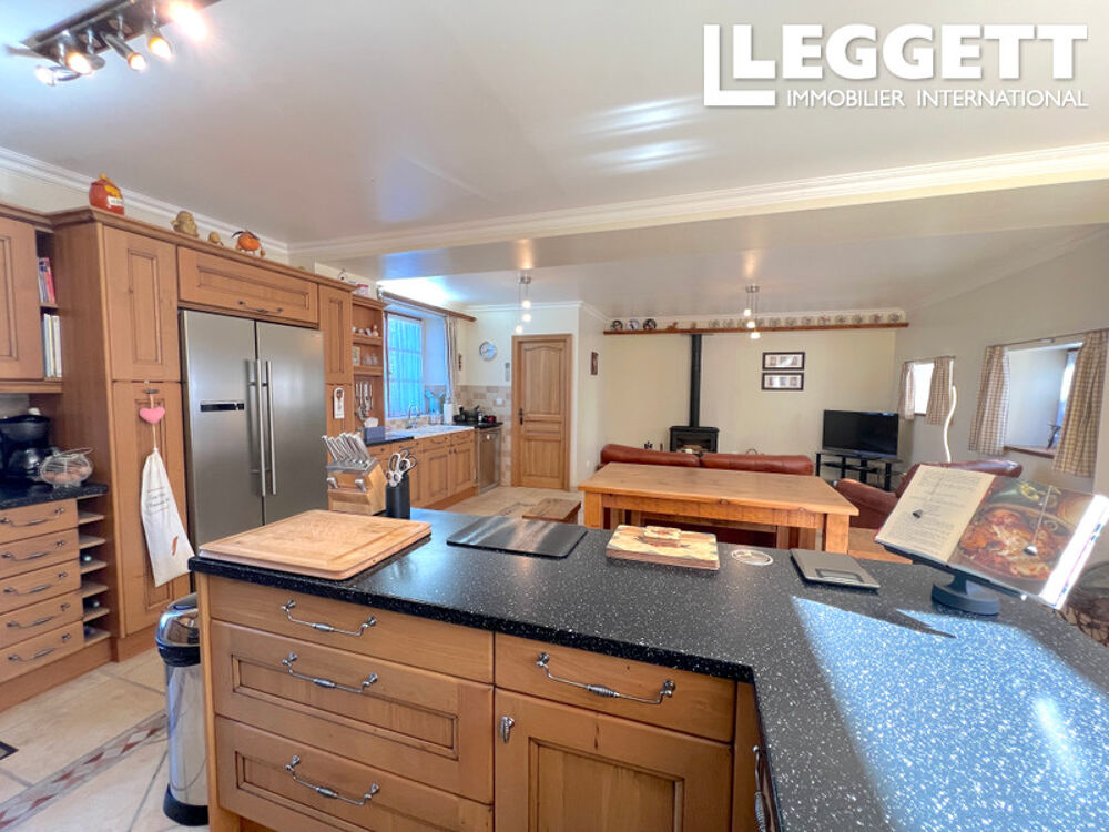 Propriété de Grande Qualité, avec lac privé 4 chambres, grands espaces de vie, Terrain, Dépendances.