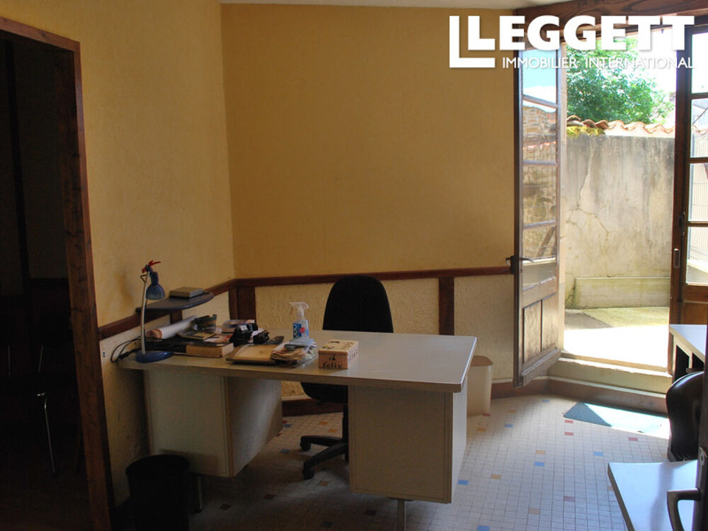Vente Maison Propriété de village de 3 / 4 chambres à coucher avec un grand espace commercial de 83m2 et un appartement Val-d'oire-et-gartempe