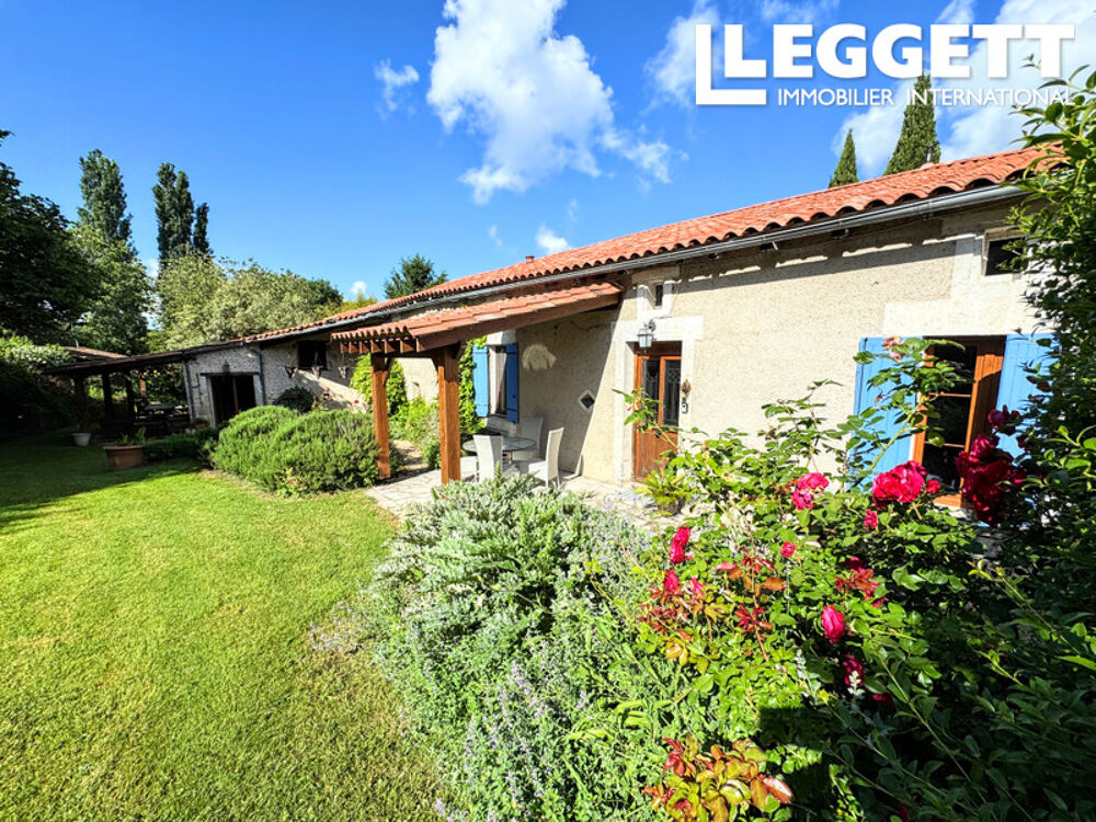 Vente Maison Spacieuse maison idéale pour famille ou pour des chambres d'hôtes. Situation paisible, vues, piscine et jardin Nonac