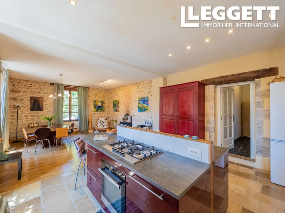 Vente Maison Impressionnante maison de caractère rénovée de 18c avec 6 chambres, maison d'amis, jardins et plus dans le cen Charroux
