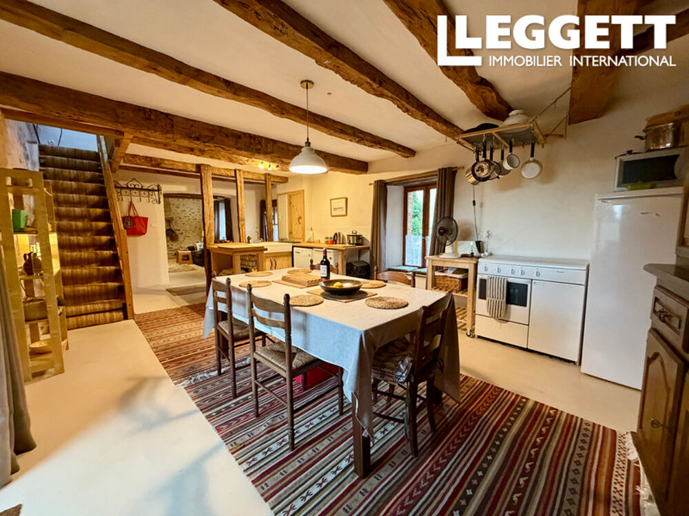 Vente Maison Charmante maison comprenant deux chambres avec salle de bains attenante. Grange et jardin attenant. Rochechouart