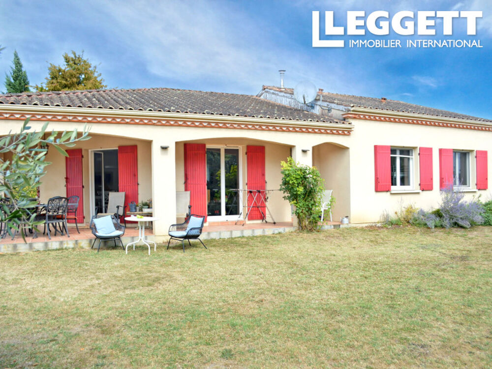 Maison contemporaine de 2006 de plain-pied avec quatre chambres et jardin autour entièrement clôturé
