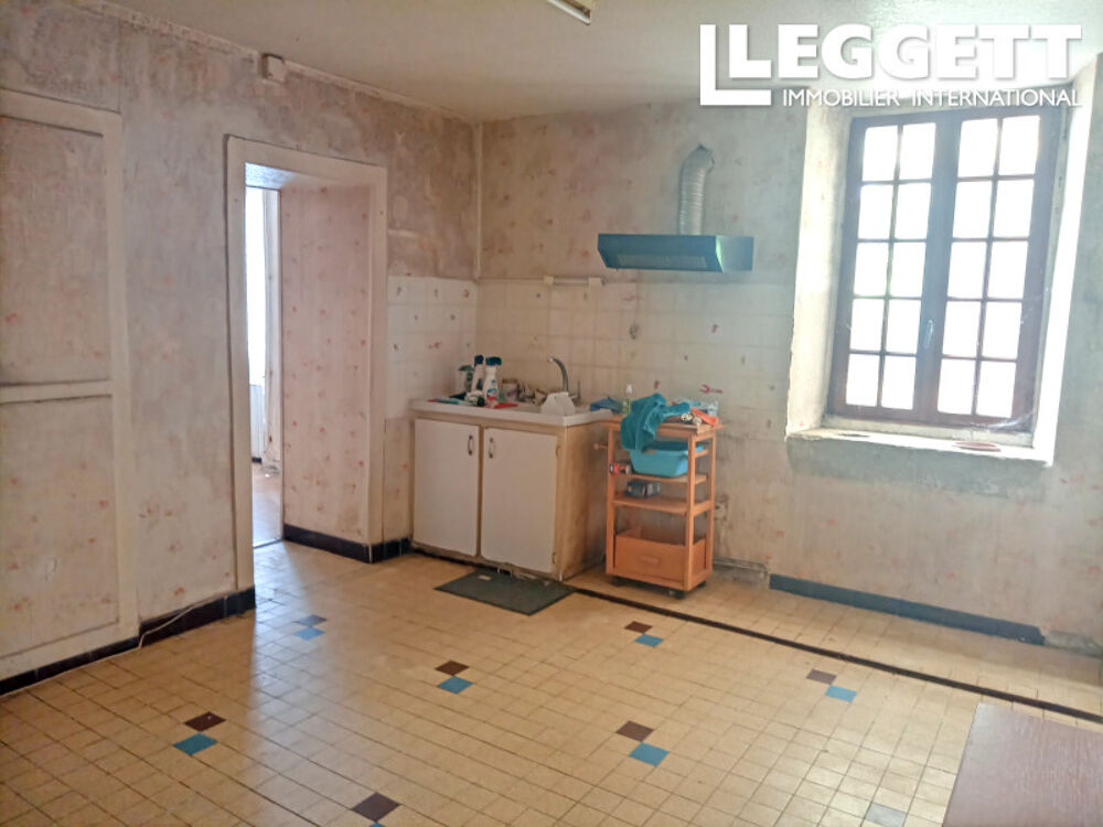 A rénover : agréable maison de 4 chambres avec jardin, grand garage et atelier, dans un village de la Sarthe.