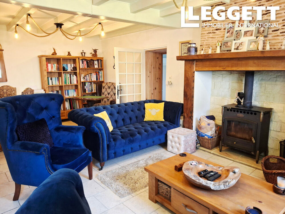 Maison individuelle, comprenant 3 chambres, 3 SDB, garage, atelier, studio et 1.6 hectare de terrain.