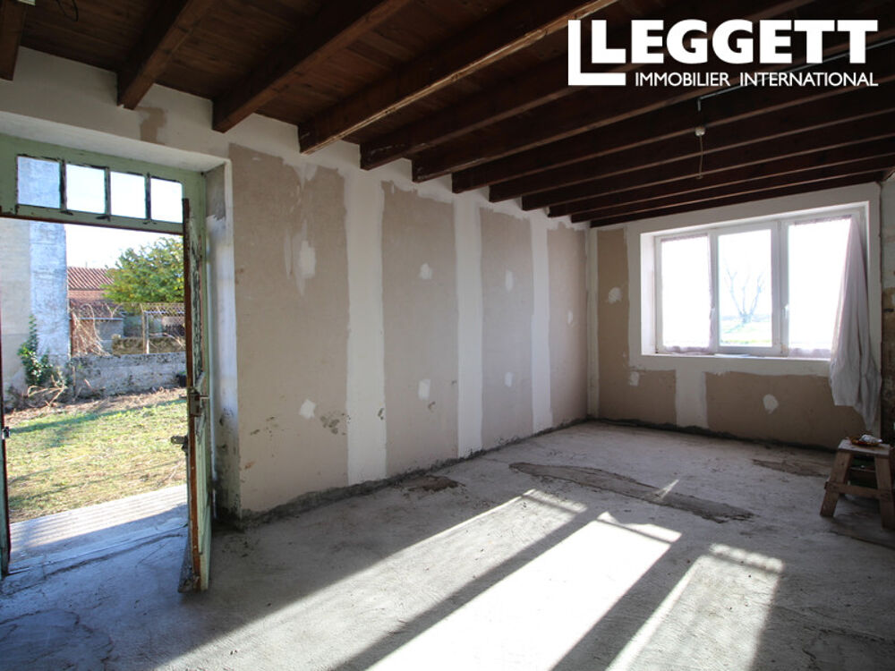 Maison en pierre à rénover avec grandes granges, jardin attenant et parcelle de terrain séparée