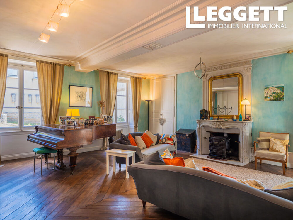 Vente Maison Impressionnante maison de caractère rénovée de 18c avec 6 chambres, maison d'amis, jardins et plus dans le cen Charroux