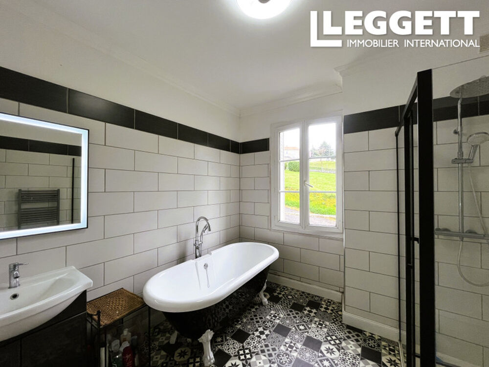 Vente Maison Maison individuelle de plain-pied récemment rénovée, 4 ch, garage en sous-sol, terrain 2500 m², a Confolens Confolens