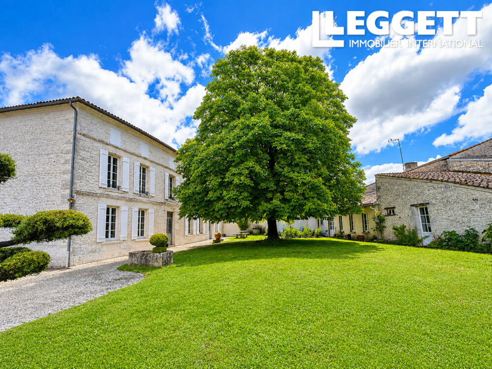 Charmante Maison Charentaise de 1850 avec un studio, grand atelier, double garage et jolie jardin paysager
