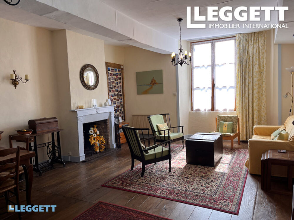 Spacieuse maison de village avec 3 chambres, grenier et parking extérieur.