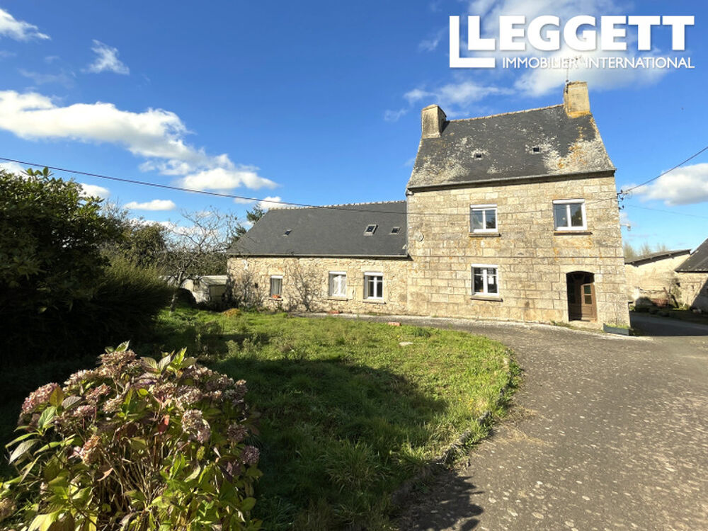 Vente Maison Ancien corps de ferme avec maison de 4 chambres, plusieurs dépendances et un terrain de 27 455 m² Saint-connan