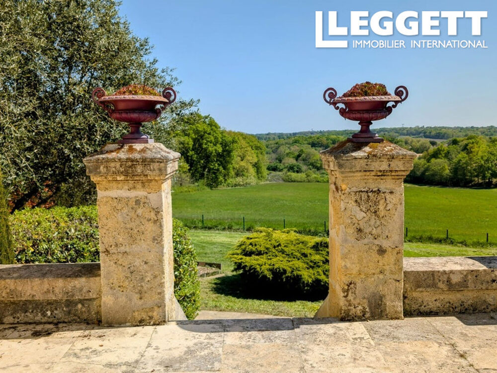 Vente Maison Maison bourgeoise à 15kms de Bordeaux  dans un environnement privilégié à deux pas d'un charmant village. Pompignac