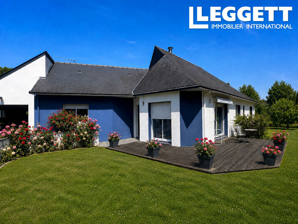 Centre Bretagne, Propriété avec dépendance et jardin clos. 8 pièces, 5 chambres, hangar, potentiel commercial.