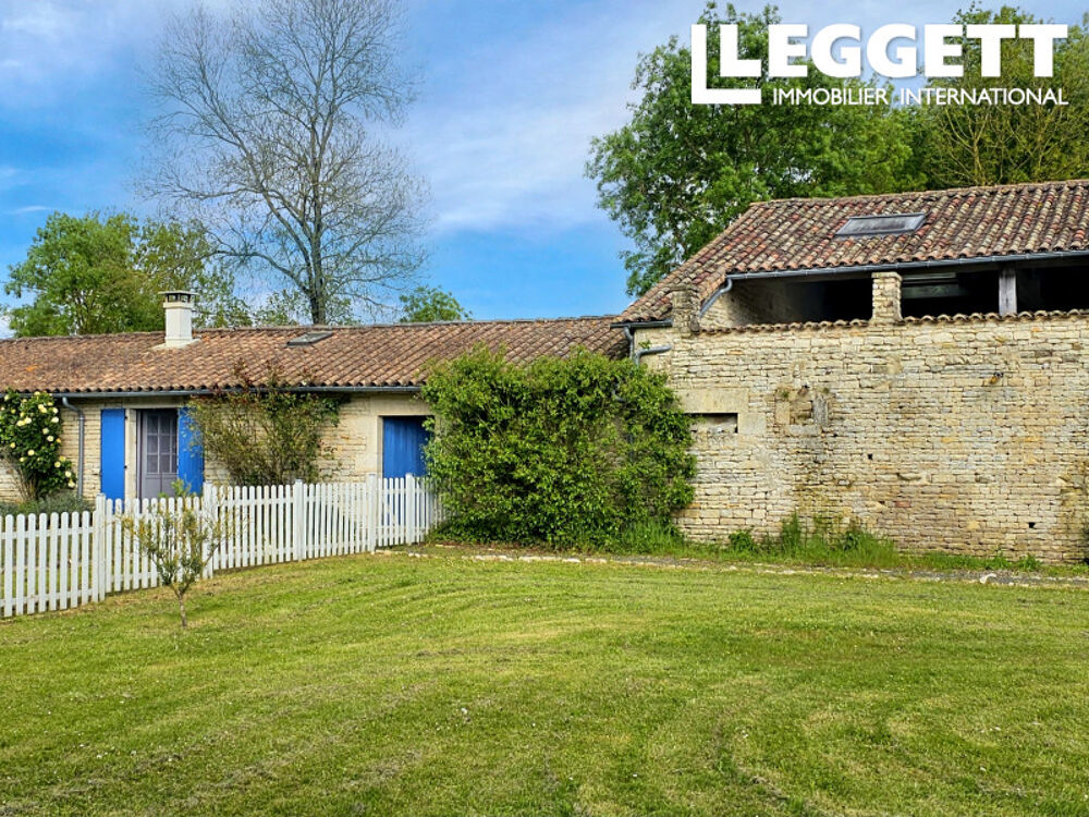 A 20 min de Niort, lot de 3 habitations de 105/105/ 75m², 7 chambres avec dépendances et terrain de 6800 m²
