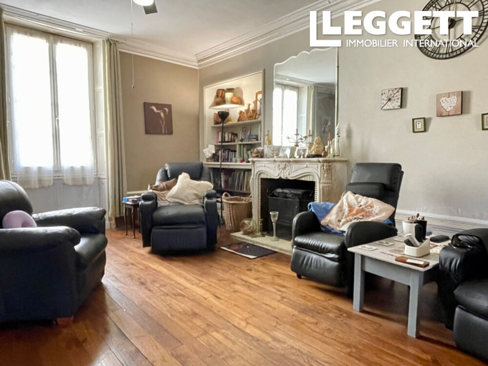 Vente Maison Maison de ville avec cinq chambres située au cour d'Aigre avec ses commerces. Aigre