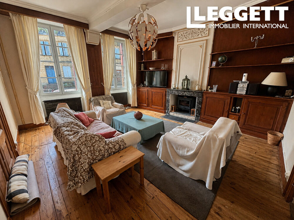 Entièrement rénovée et extrêmement spacieuse, cette maison de ville est idéalement située au c?ur d'un village