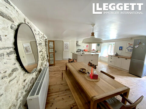   Maison exceptionnelle de 4 chambres. 5 680 m� de terrain et des d�pendances offrant un fort potentiel Maison - 6 pi�ce(s) - 160 m�