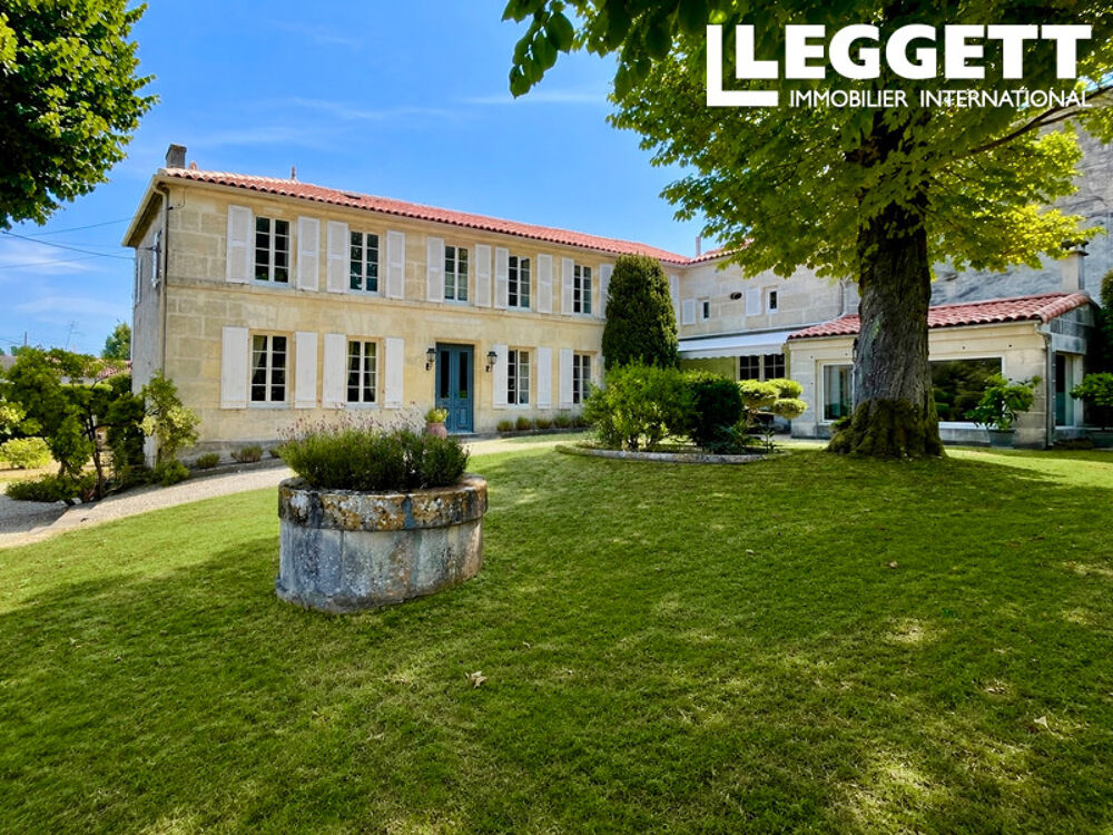 Vente Maison Une maison de ville d'époque 1844, située au centre de Cognac, avec un grand jardin, une piscine et un garage Cognac