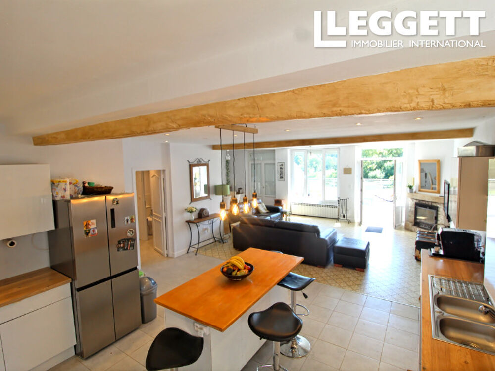 Vente Maison Maison de quatre chambres et trois salles de bains à proximité du centre-ville de Confolens avec une vue magni Confolens